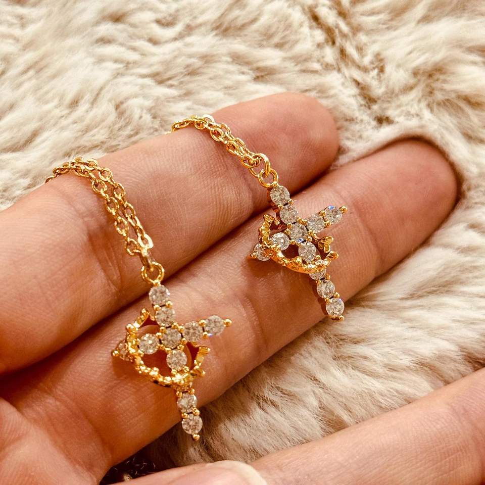 VELINNA™ Cross & Crown Necklace – 18K Gold Plated ✝️